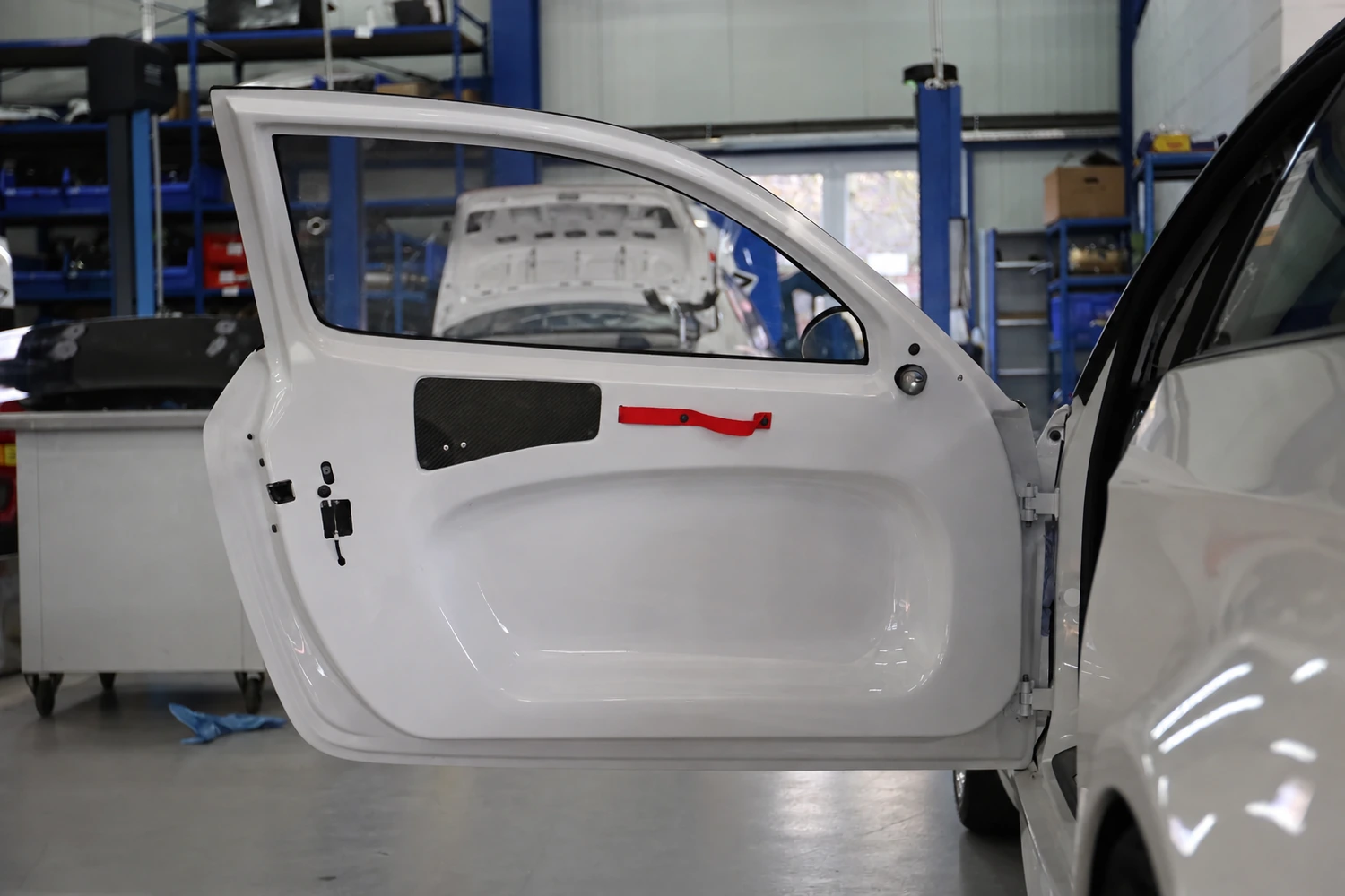 BMW E92 Carbon Door Set 2 Montagebeispiel der Innenseite einer Carbon-Tür aus dem BMW E92 Türenpaar. Fahrzeug und weitere Anbauteile nicht Bestandteil dieses Artikels.