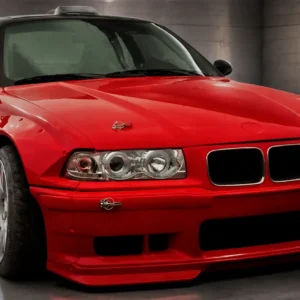 Rotes BMW E36 Coupé mit GFK-Breitbaukit im neutralen Showroom