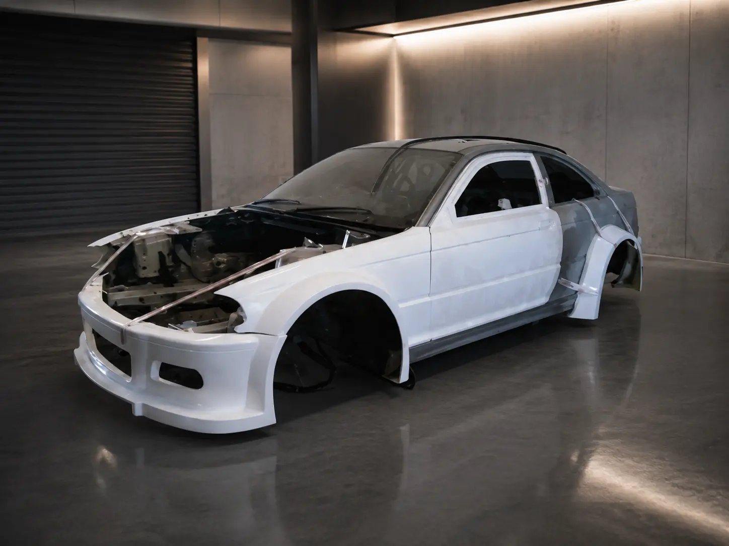 BMW E46 Coupé GFK-Breitbaukit 1 BMW E46 Coupé mit montiertem GFK-Breitbaukit im neutralen Showroom