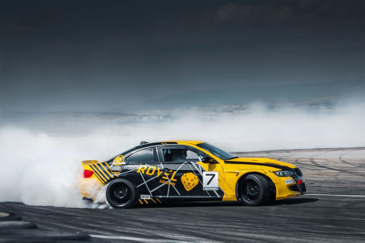 BMW E92 style Pandem RS élargisseurs en fibre de verre 2 BMW E92 GFK Style Pandem-Style RS Verbreiterungen – e92 pandem frontverbreiterung einbau