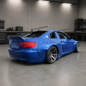 BMW E92 GFK Spoiler am Fahrzeug in neutraler Werkstatt