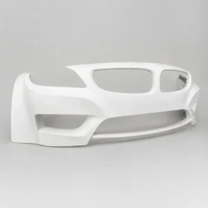 BMW Z4 GFK Frontstossstange auf neutralem Studiohintergrund