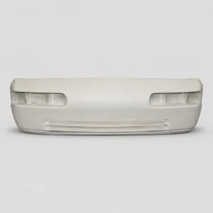 Porsche 928 S4 GFK-Frontstossstange auf neutralem Studiohintergrund