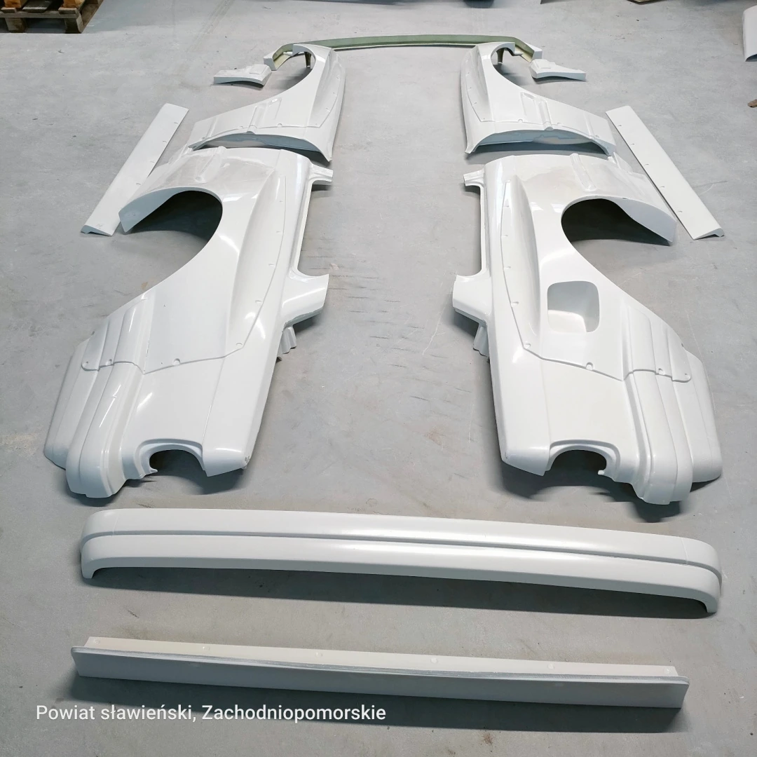 BMW E30 kit widebody in vetroresina 2 BMW E30 GFK Breitbaukit. Zusätzliche Ansicht der Bauteile des BMW E30 Breitbau-Satzes.