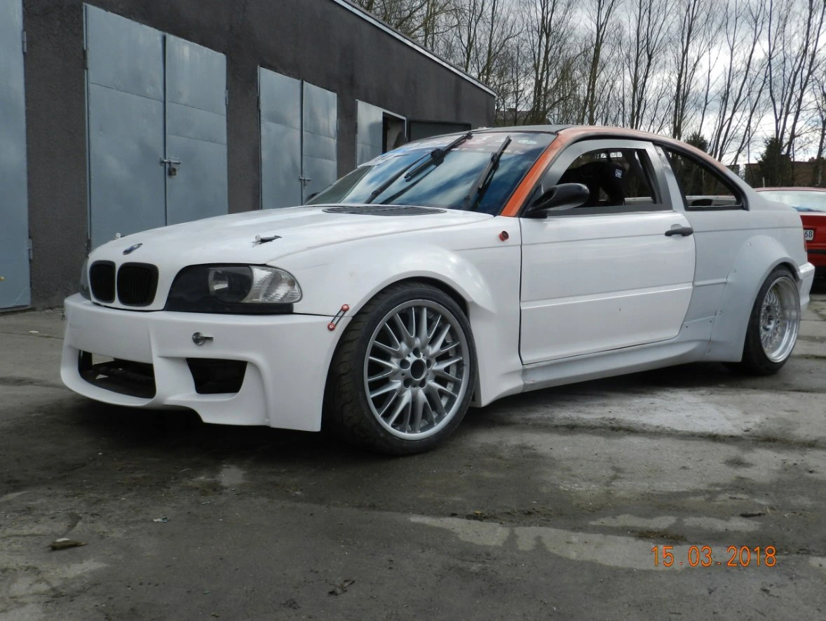 BMW E46 GRP King Drift XXL RS Wings vorne 2 Montagebeispiel BMW E46. Fahrzeug und weitere Anbauteile nicht Bestandteil des Angebots.